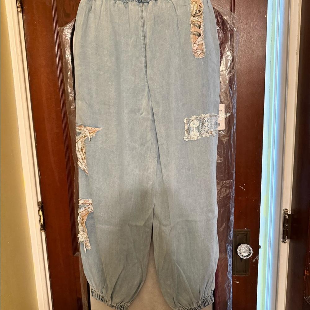 POL Embellished Light Wash Denim Jogger Pants - Star Appliqué - Picture 2 of 2